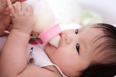 女婴在喝牛奶