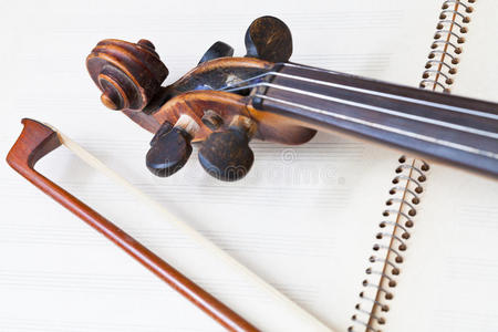 乐谱上的小提琴弓和卷轴