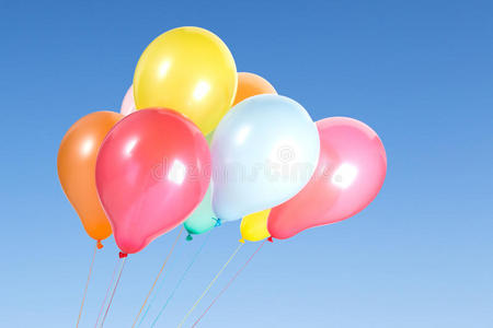 蓝天上的一堆彩色气球