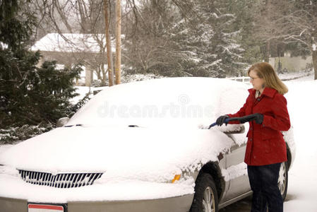 从1号车上除雪的女人