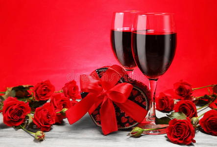情人节礼物，红酒和玫瑰