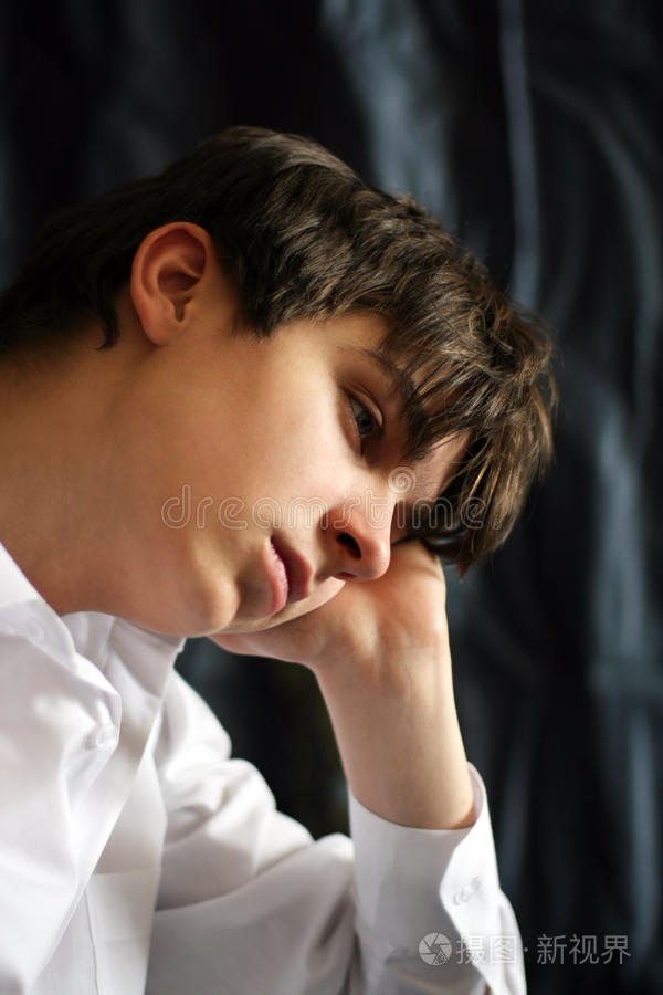 悲伤的少年照片-正版商用图片0mkyp5-摄图新视界