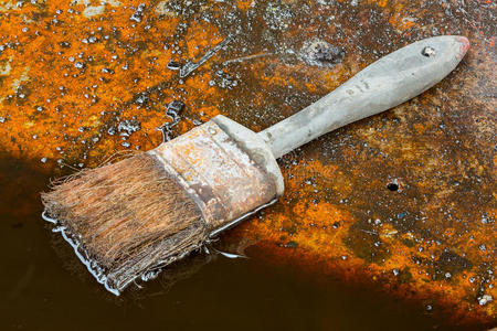 刷子回收脏油和刷子照片