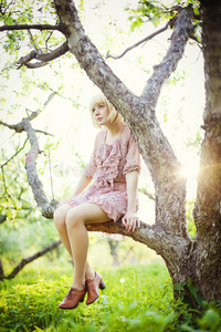 坐在树上的小女孩