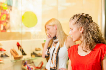 朋友在商场买鞋照片