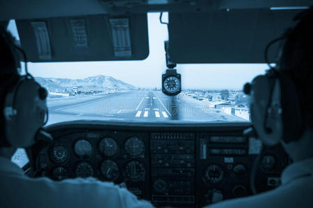 飞行员在小型飞机驾驶舱着陆图片