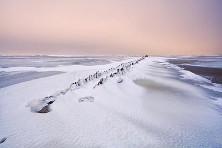 雪地里北海的旧防波堤