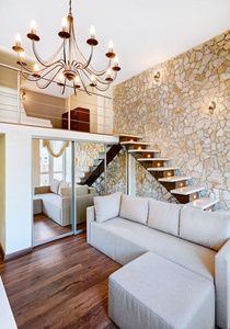 现代风格带楼梯的两层客厅内部图片