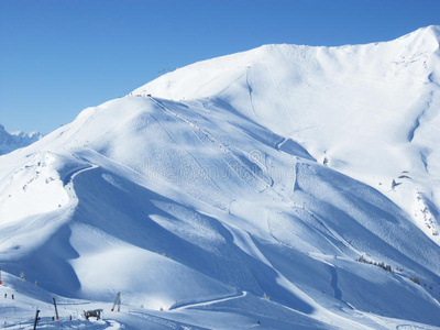 美丽的风景滑雪胜地在阿德尔博登，伯纳奥伯兰