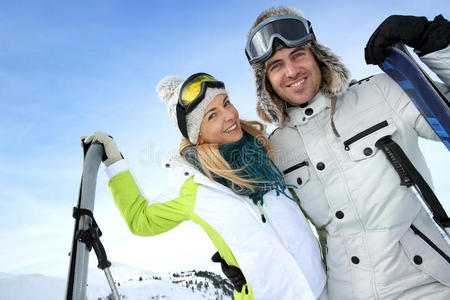 一对夫妇在滑雪寒假