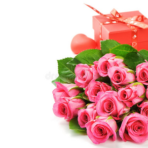 一束粉红色的玫瑰和情人节礼物