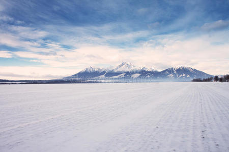 冬季山顶雪景，高塔