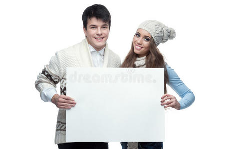 年轻微笑的冬日情侣举着大牌子图片