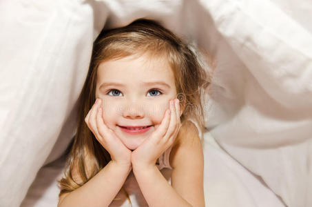 床上微笑的小女孩