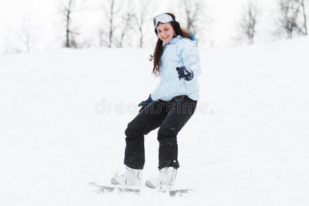 滑雪板上的年轻女子