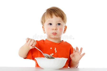 吃燕麦片的小男孩