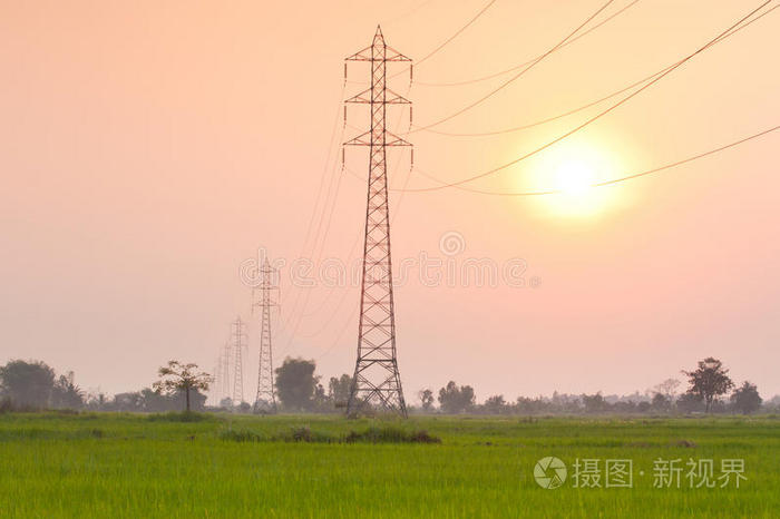 夕阳下的输电塔