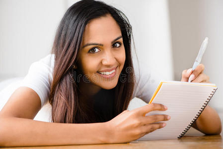 快乐印度女学生教育写作学习