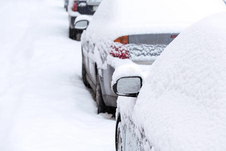 城市里被雪覆盖的汽车