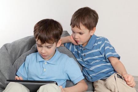 两兄弟在平板电脑上玩