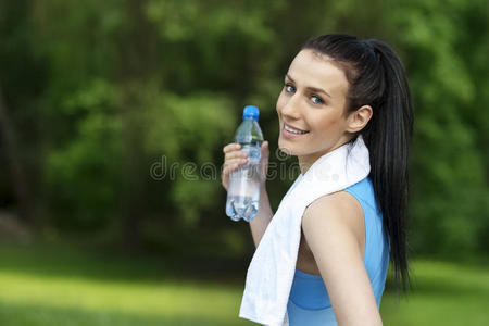 拿着一瓶水的年轻女子