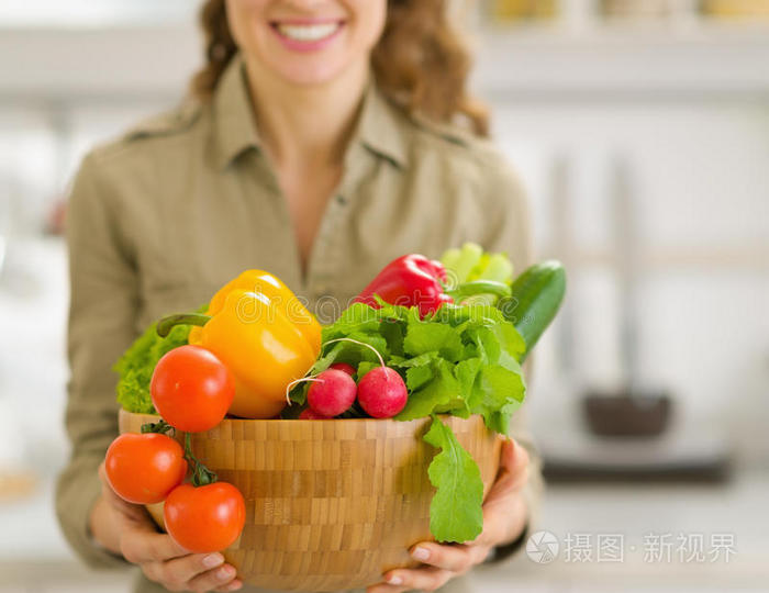 女人手里的菜盘特写