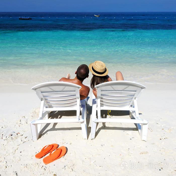 海滩上的年轻人坐在石凳上的浪漫情侣海滩上的情侣欧洲城市街头的女