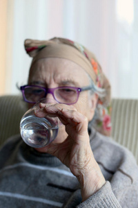 老年妇女饮用水