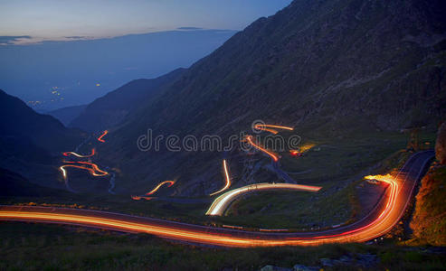 夜间山路图片