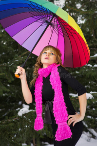 带着彩色雨伞的年轻女子