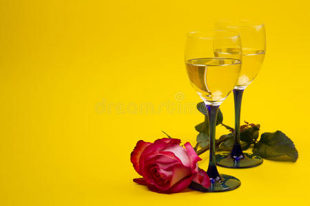 两杯葡萄和玫瑰