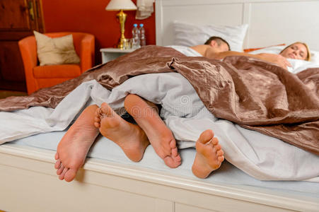 情侣脚情侣脚探出被子睡觉照片