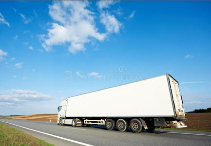 蓝天上白色卡车拖车的后面