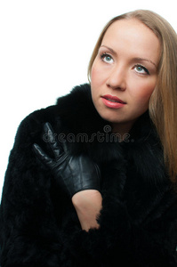 穿天然毛皮大衣的年轻女子