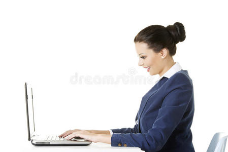 漂亮的黑发女商人在笔记本电脑上工作