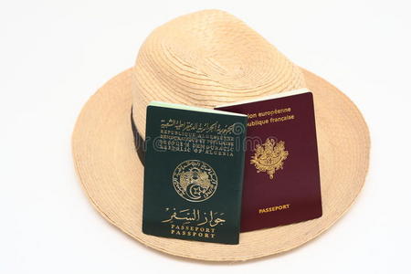 两本护照和巴拿马帽被隔离