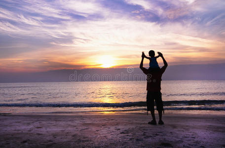 快乐的一家人在海滩上玩得开心图片