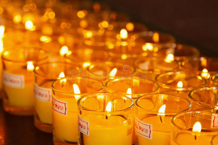 在佛寺点蜡烛图片