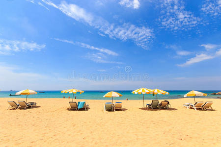沙滩上的日光浴床和雨伞