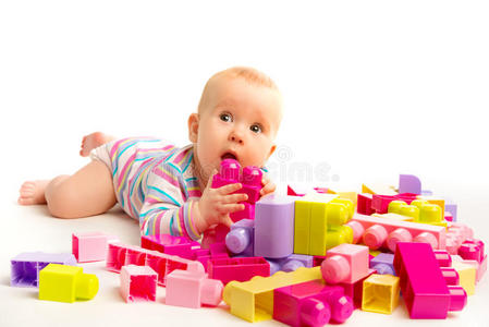 婴儿在名牌玩具积木中玩耍图片