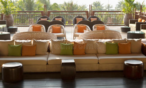 带沙发和靠垫的咖啡厅，棕榈