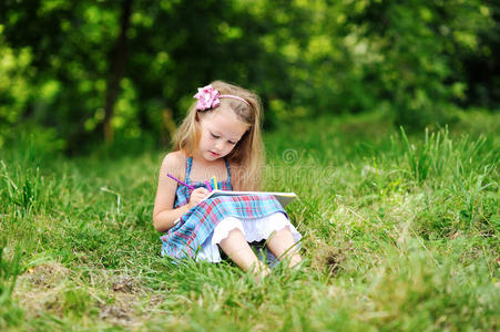 可爱的小女孩在公园里画画