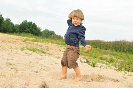 可爱的男孩在沙滩上玩耍