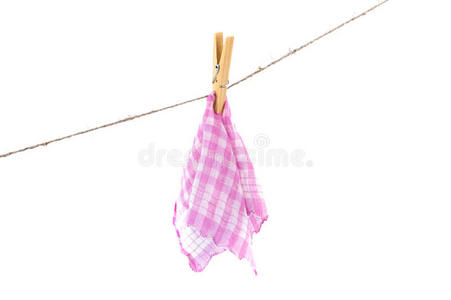 在绳子上晾干的粉红色手帕图片