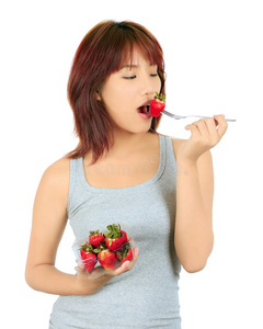 年轻的亚洲女人，白草莓