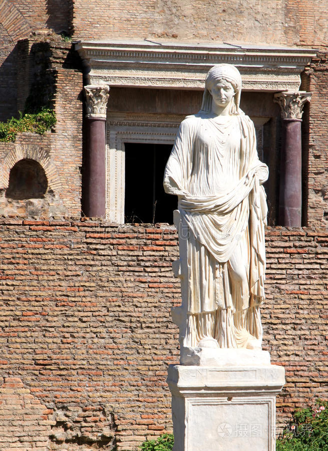 意大利罗马罗马广场的一位女祭司