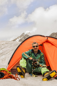 阿尔泰山上帐篷里的登山者