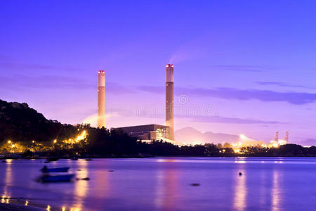 日落时沿海岸的发电厂