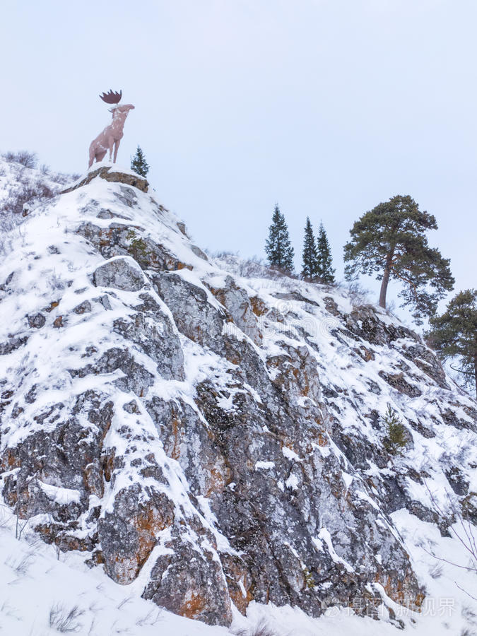 山上有鹿雕像的冬冷杉林