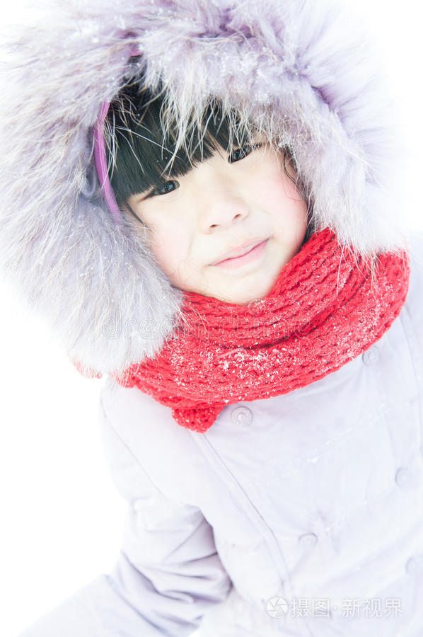 一个可爱的中国女孩在玩雪